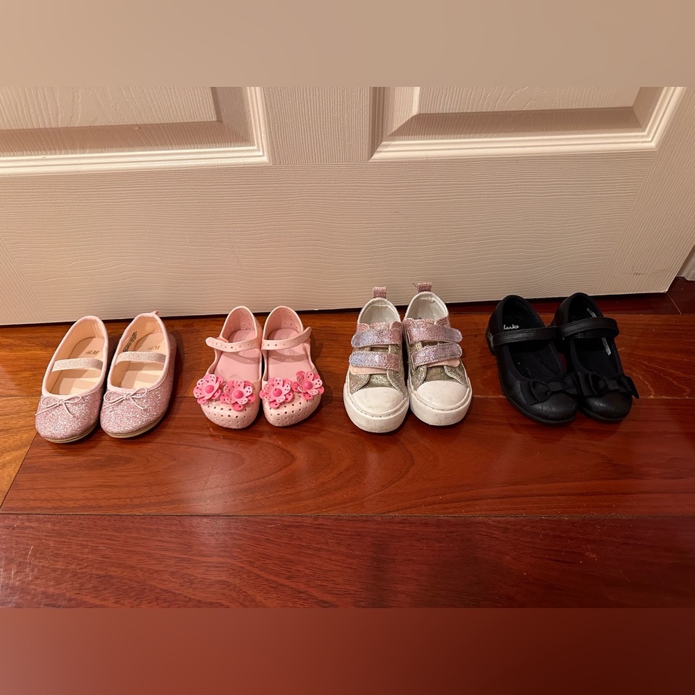 Girl’s shoes in assorted sizes and colors!🌸🌼